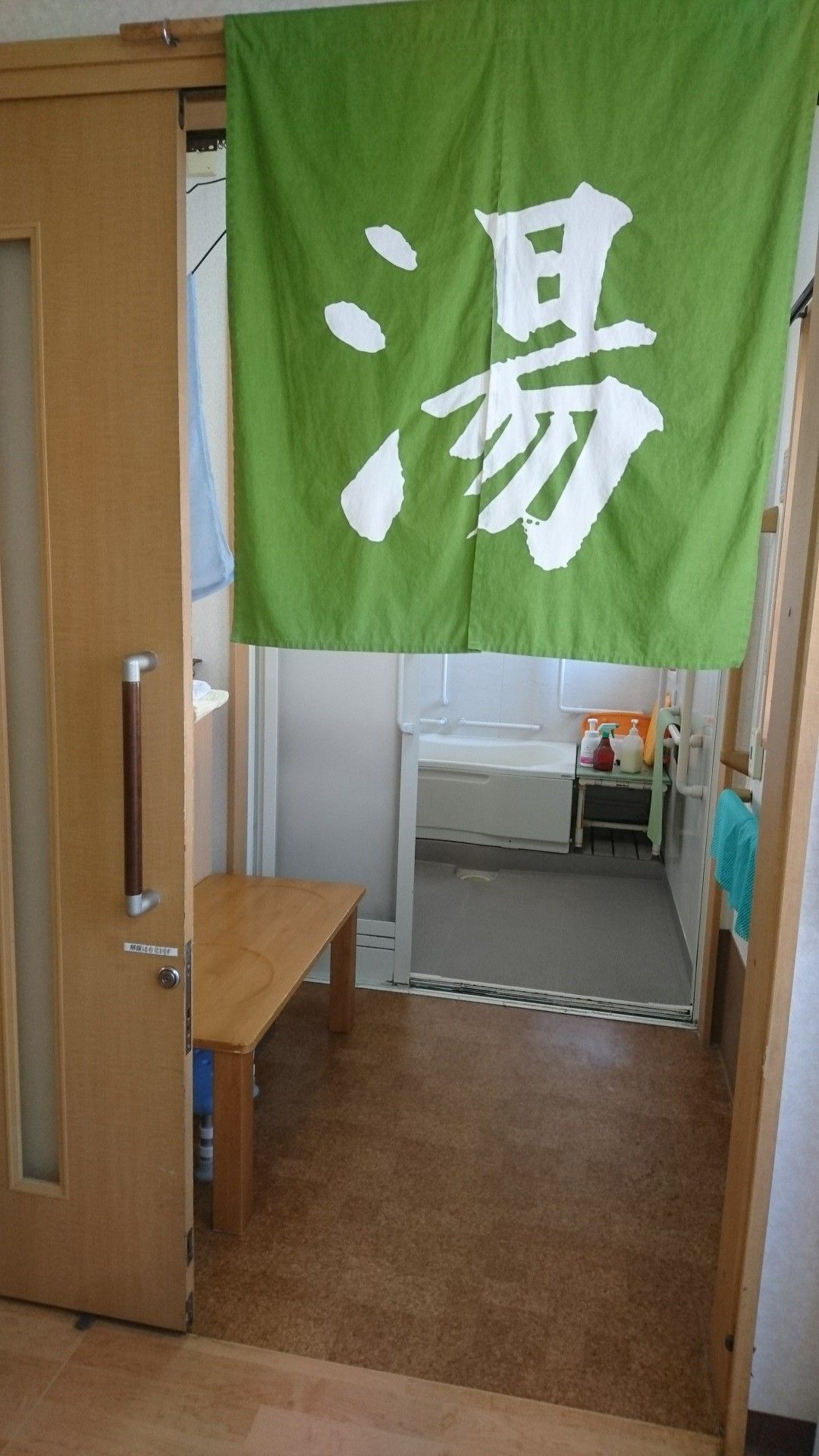 ゆったりとした浴室入口