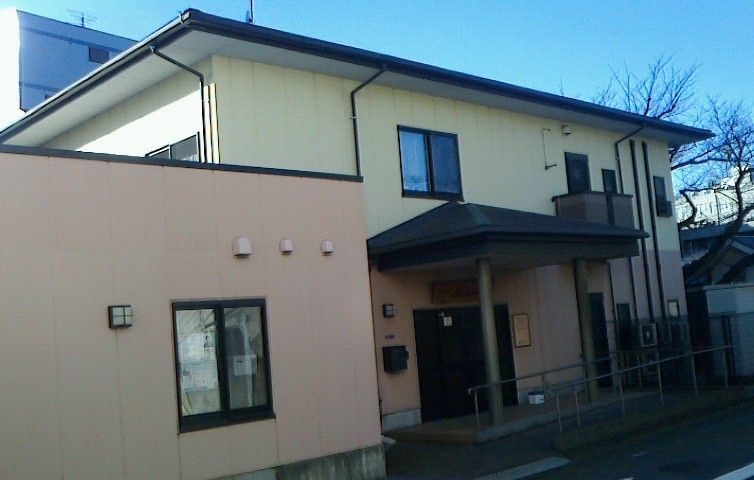 明るい外観の建物