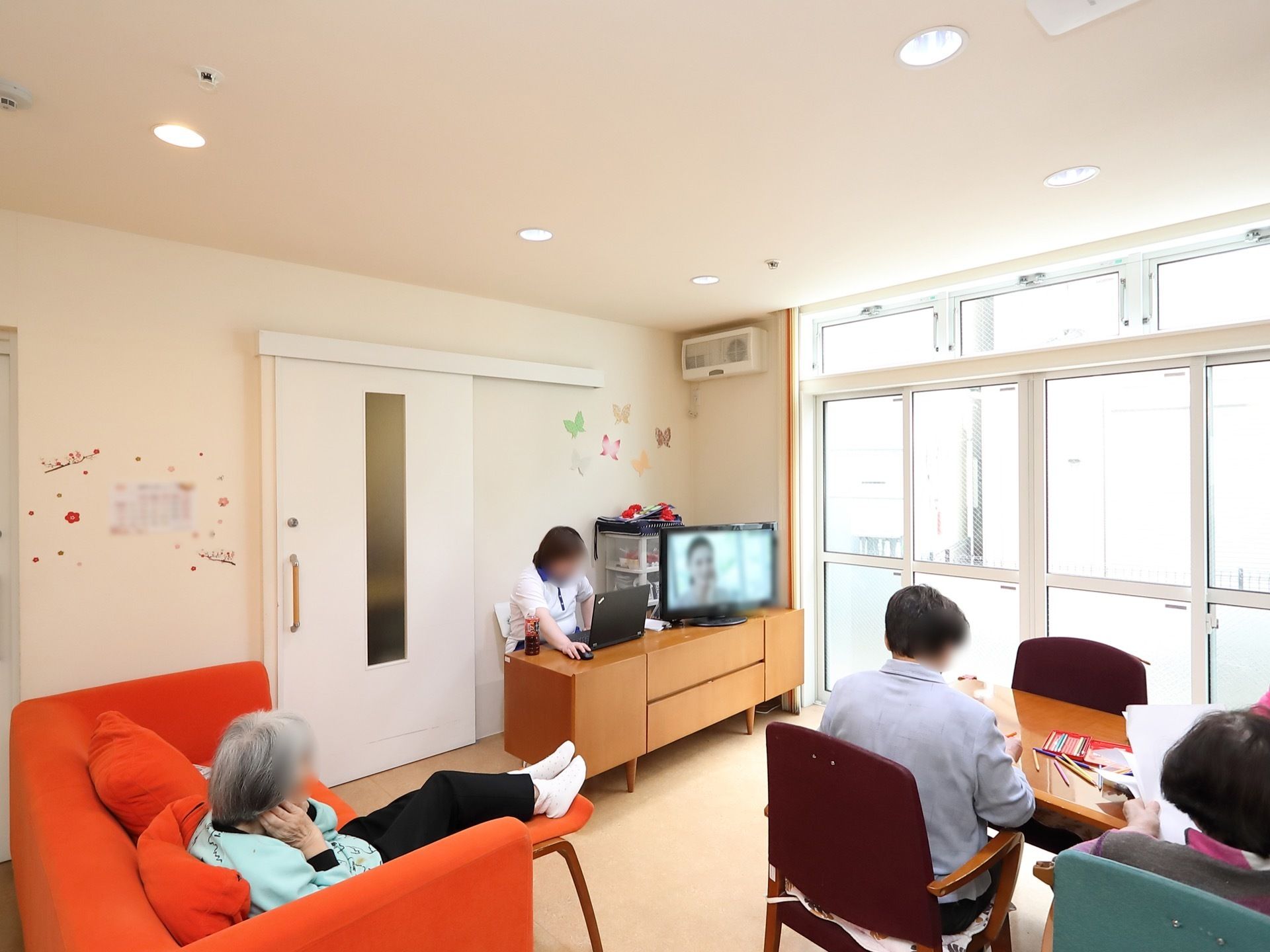 室内の白い壁には、殺風景にならないように可愛らしい造形のインテリアシールが貼られ、華やかな印象になっている。