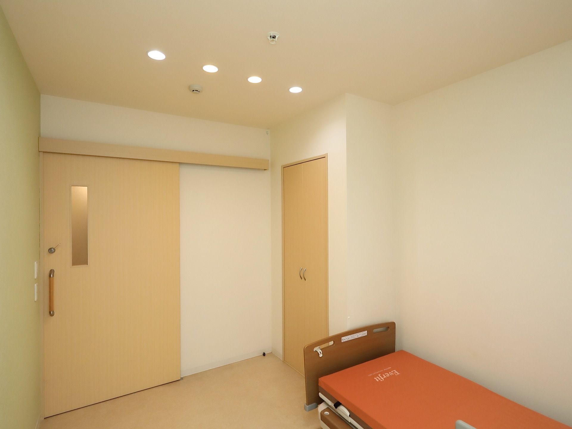 室内はオフホワイトをメインにした落ち着いた内装でまとめられている。シンプルな造りなので、生活がしやすい。