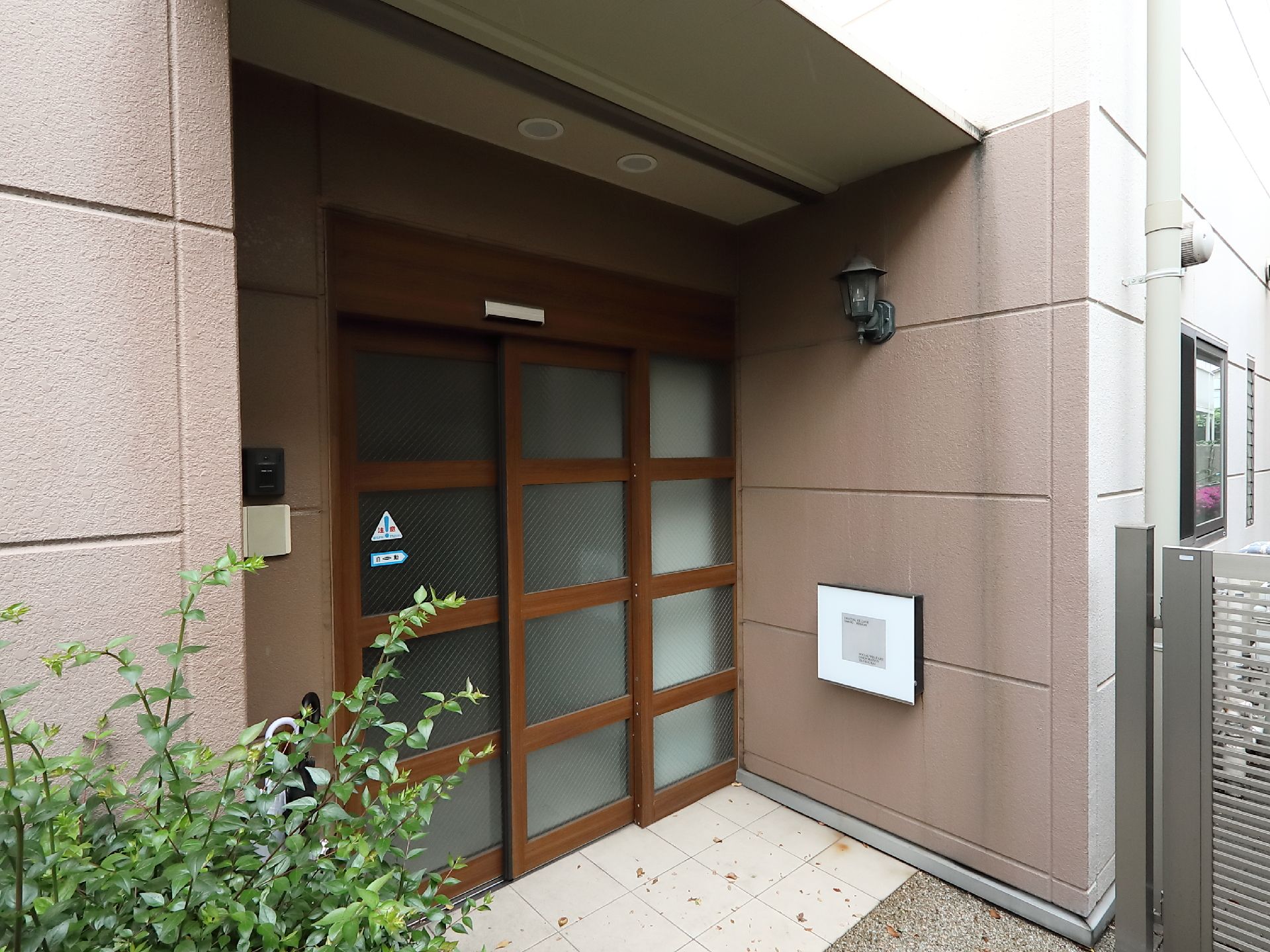 段差がなく、引違い扉のバリアフリーな構造の玄関入口