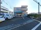 建物の外観と駐車場