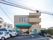 駐車場のある建物外観