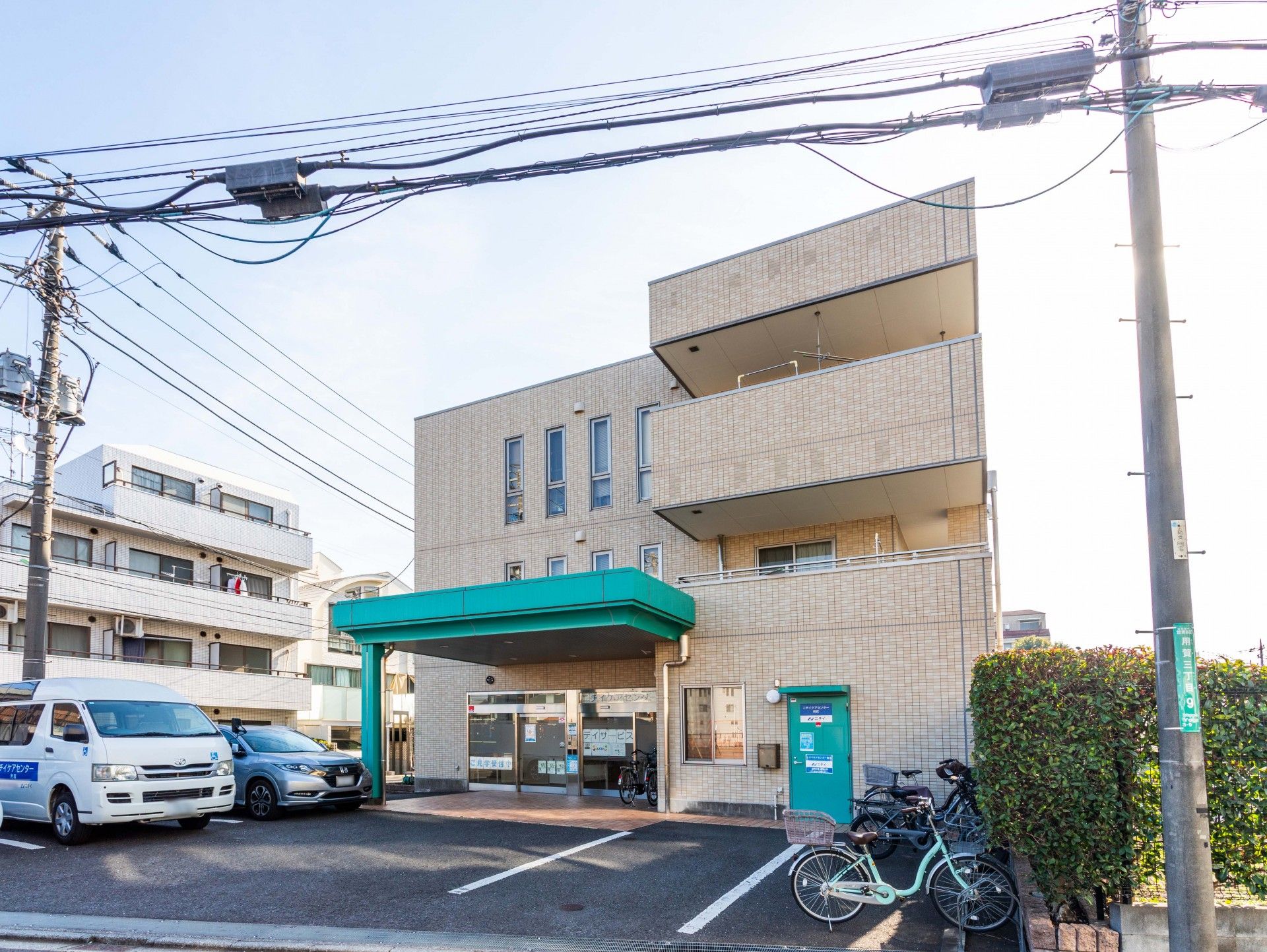明るい入り口の建物
