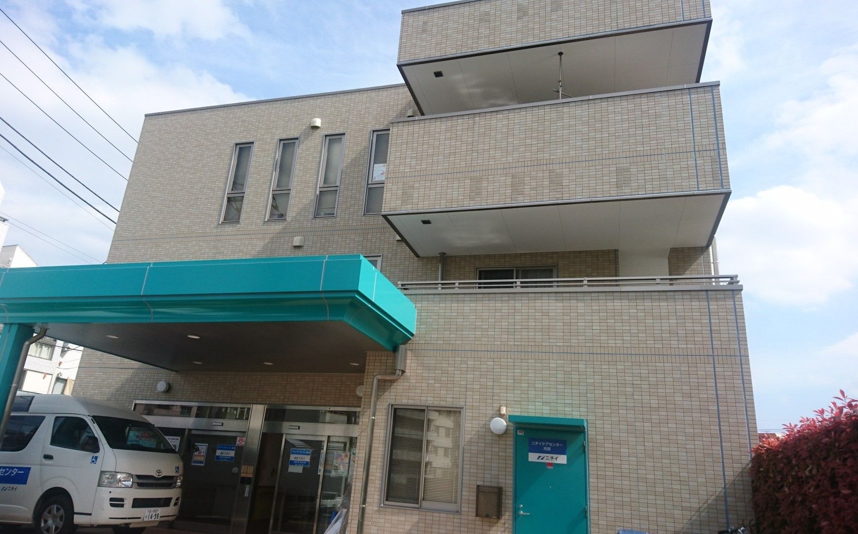 明るい入り口の建物
