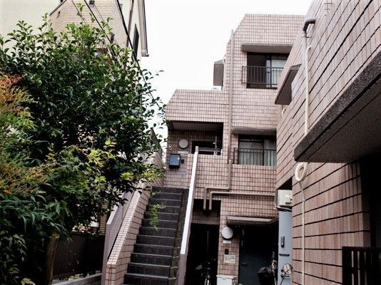 普通のマンションのような外観の建物。やわらかい色合いの外観が写っている様子