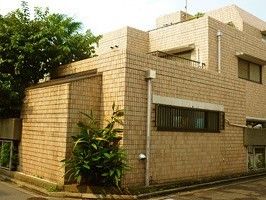淡い色合いの建物の外観写真。グループホームクローバーハウス駒沢の外観