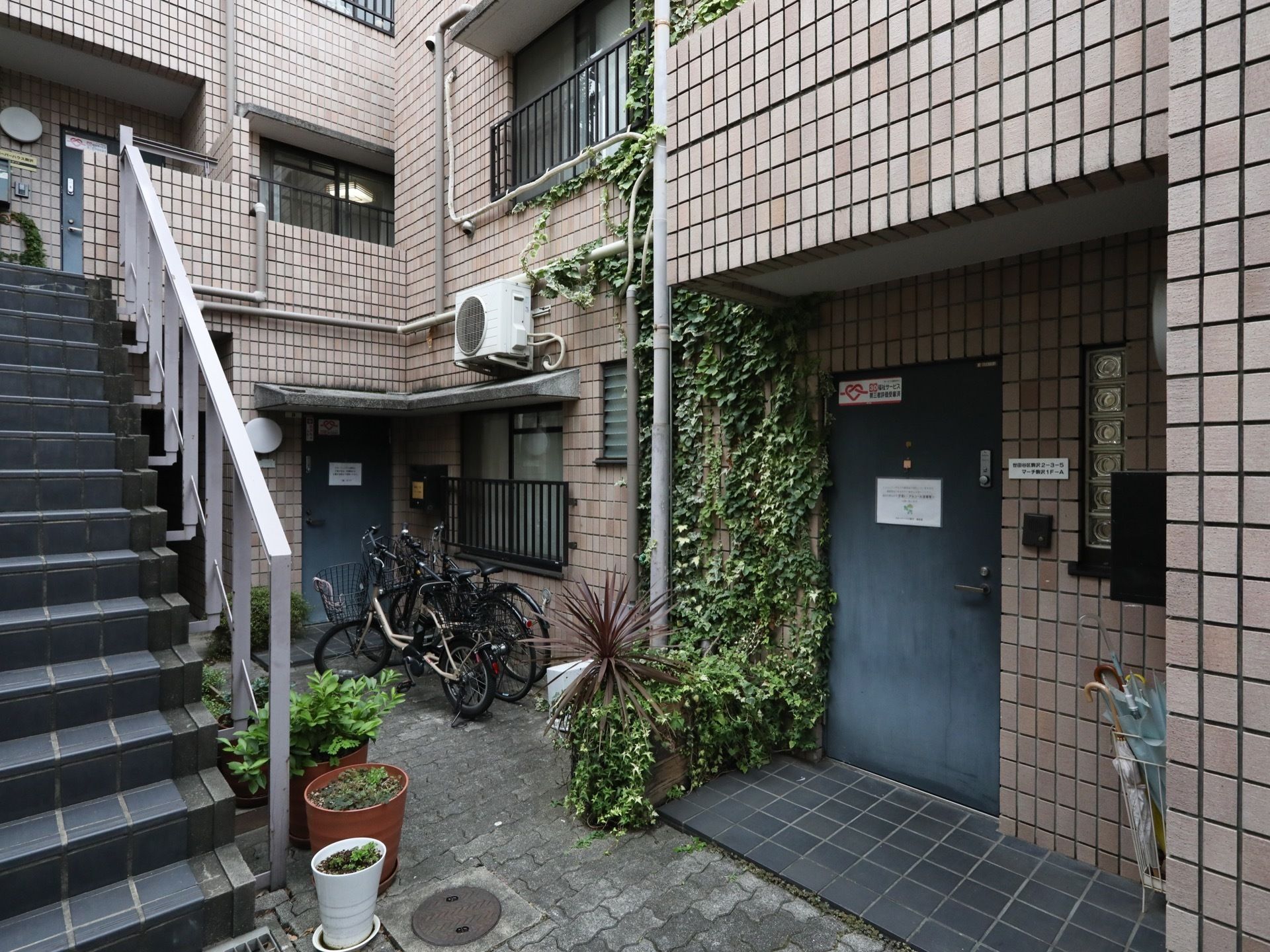 外から各居室に繋がるように分岐してある。敷地内は建物と緑のバランスよく、整備された環境となっている。