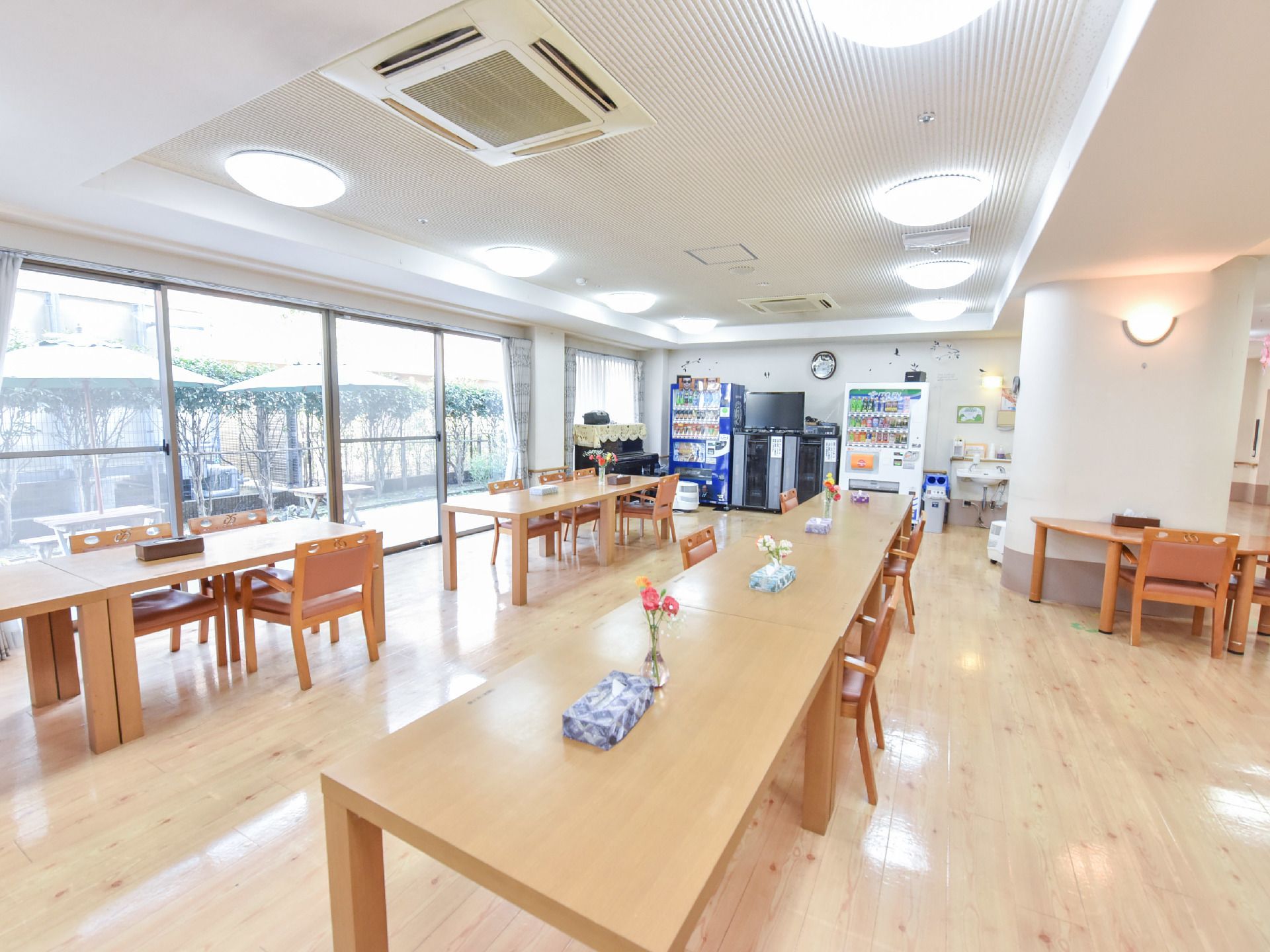 自動販売機が二台設置されている、広々としたダイニング