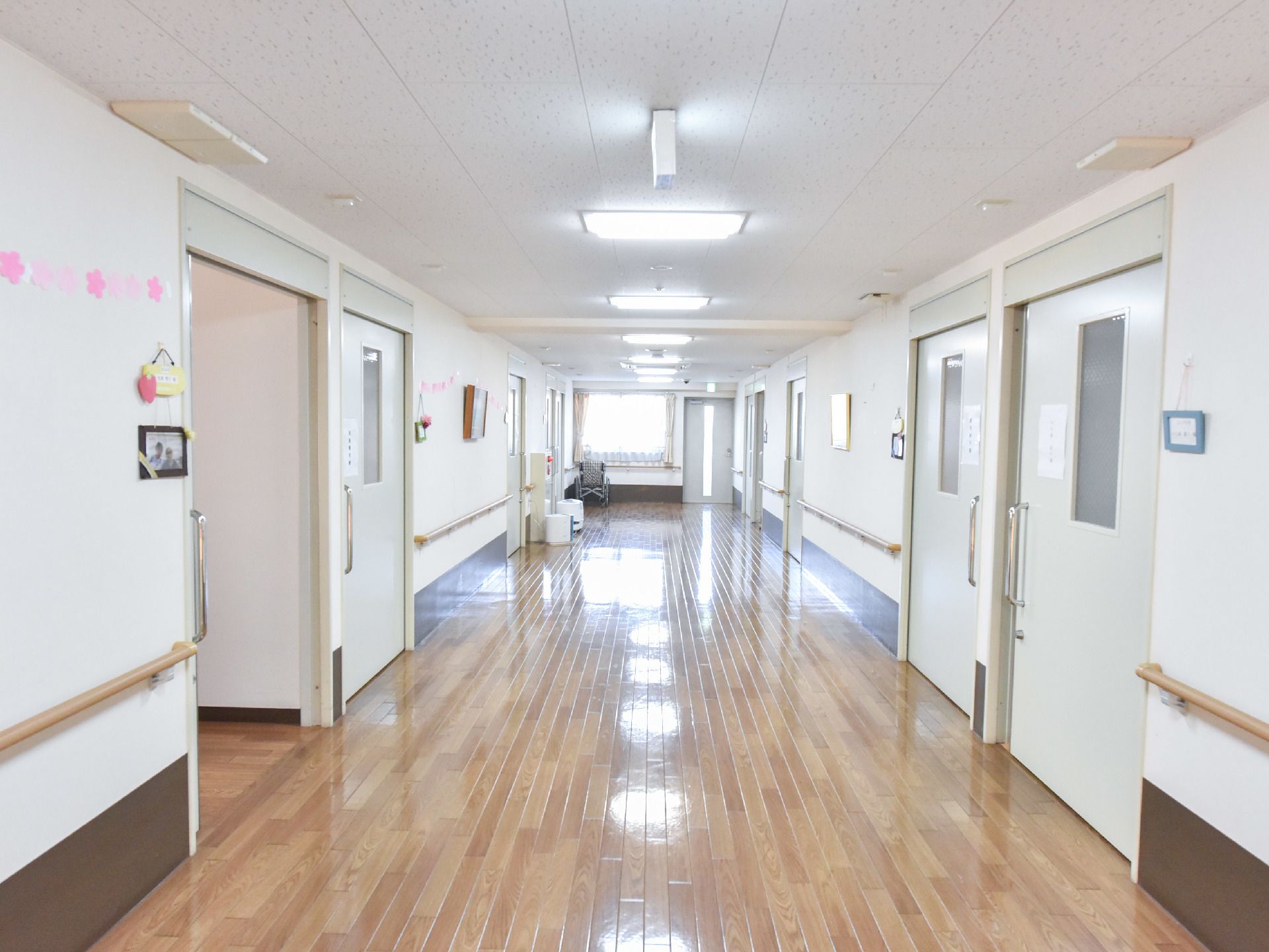 広々とした廊下の向こうからは明るい光が差し込んでいる。左右の壁には手すりがありスライド式のドアで各部屋へと繋がっている。