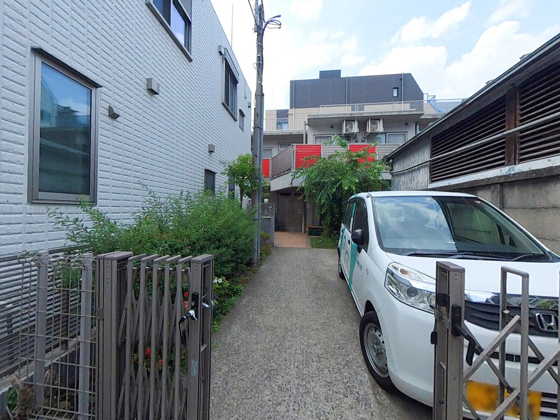 草花が植えられたグループホームの入り口