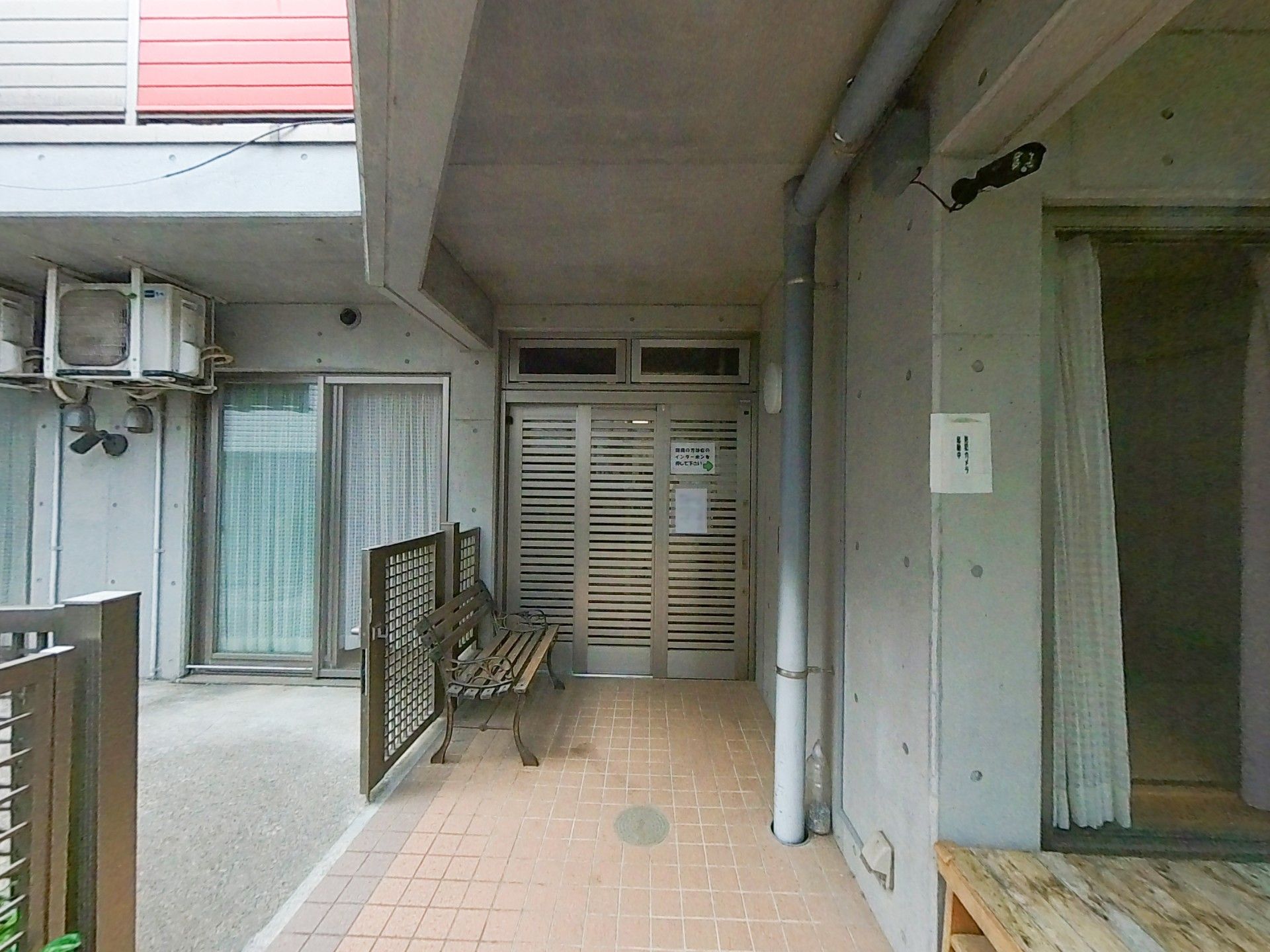 ベンチが設置されたエントランス