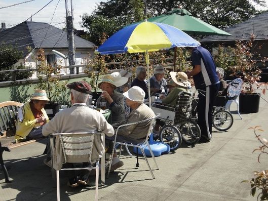 屋外での食事
