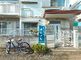 白と青の看板のある施設外観