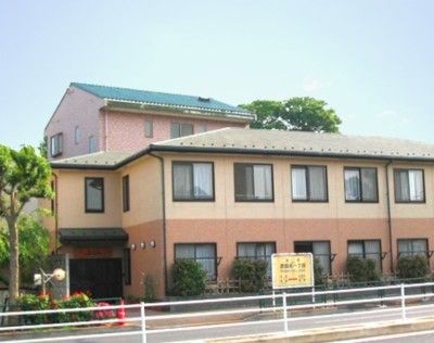 ゆったりとした外観の建物
