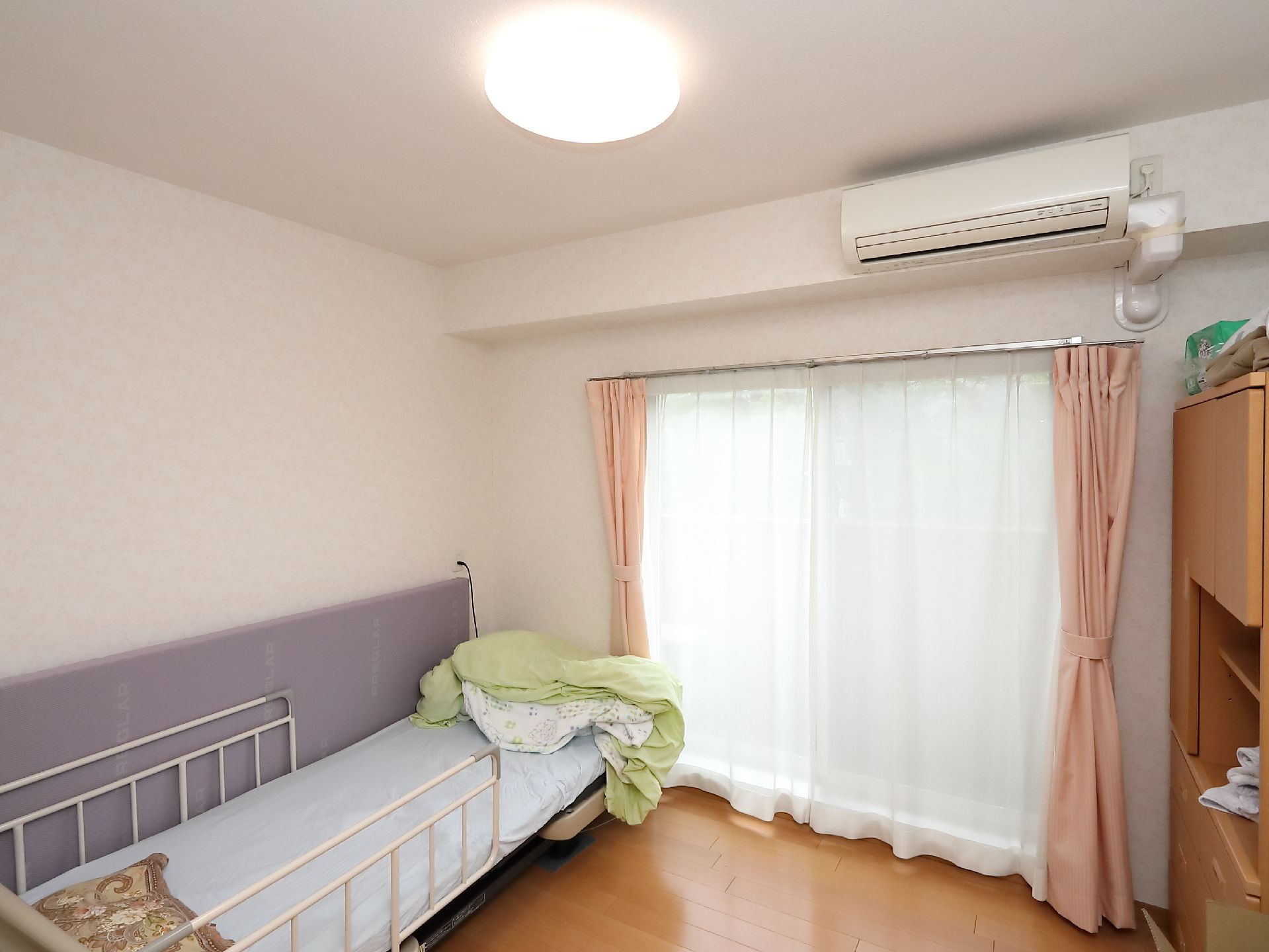 ベッドガードが付いたベッドのある、空間にゆとりのある居室