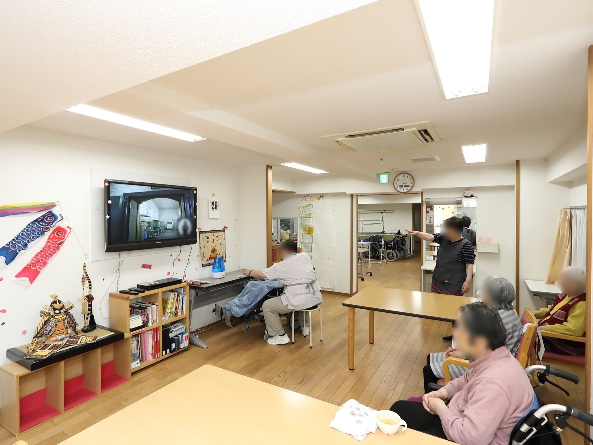 テレビの傍に五月人形と鯉のぼりを飾った共有スペース