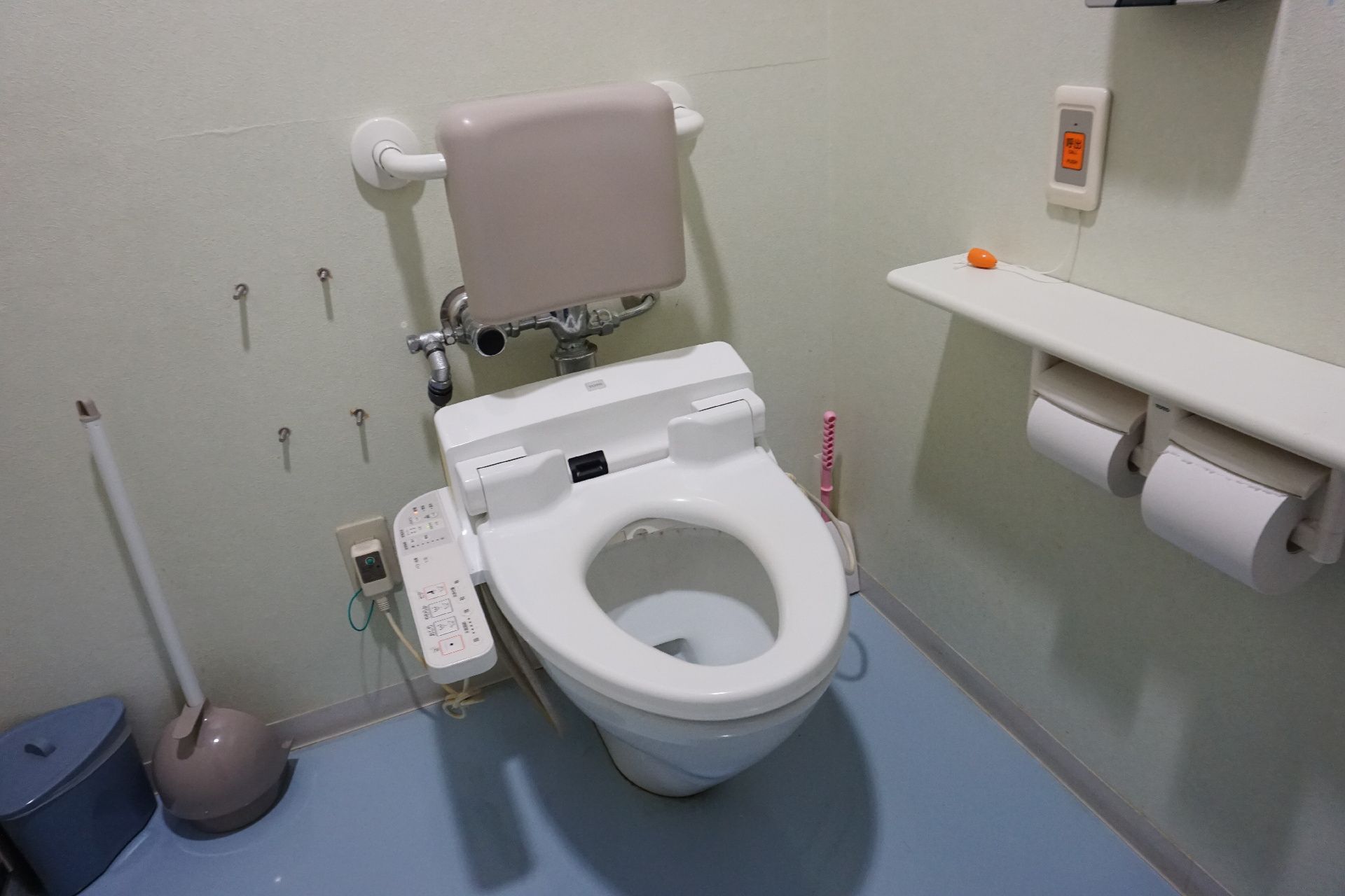 バリアフリー完備で、手すりがあって床に段差がないトイレ