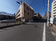静かな住宅街にある施設外観