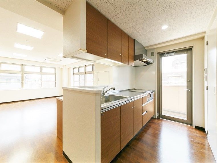家庭用サイズのキッチンスペースと施設利用者が集まる共有スペースの様子