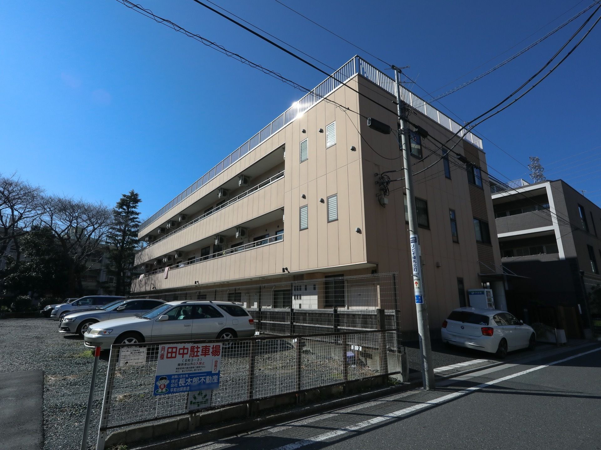 施設はベランダ付きの3階建ての建物である。住宅街にありながら、敷地の南側にある遊歩道の木々を望むことができる環境である。