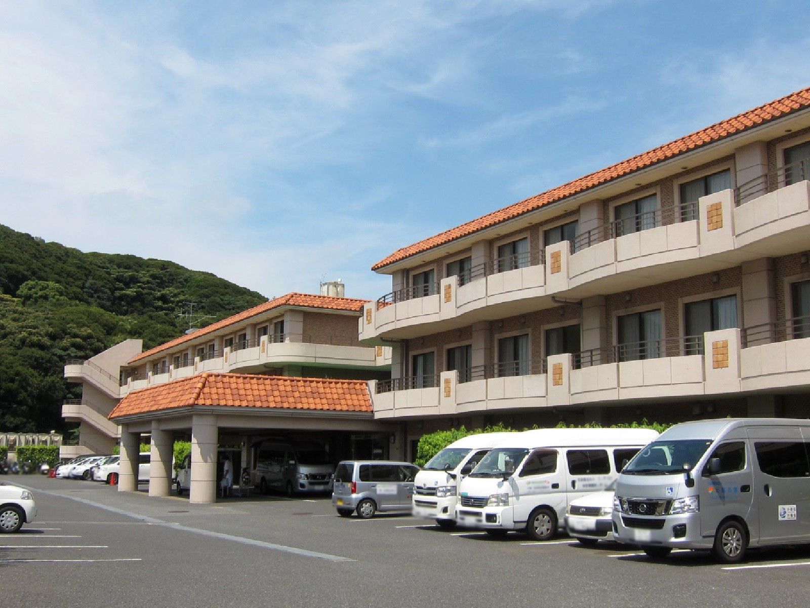 駐車場と建物の外観