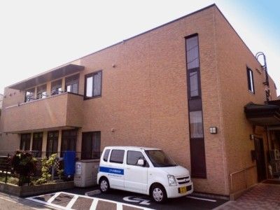 明るい外観の建物正面