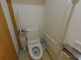明るい介護施設のトイレの内部