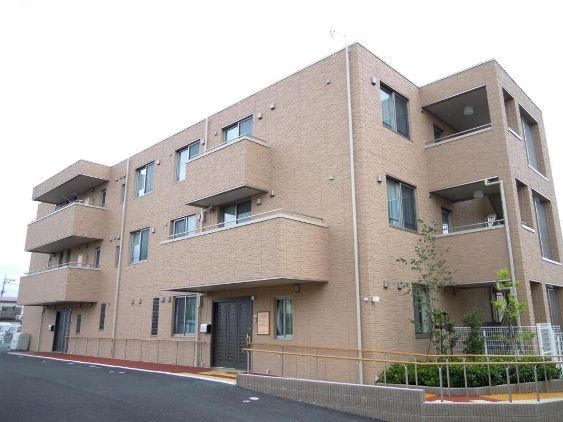 ゆったりとした外観の建物