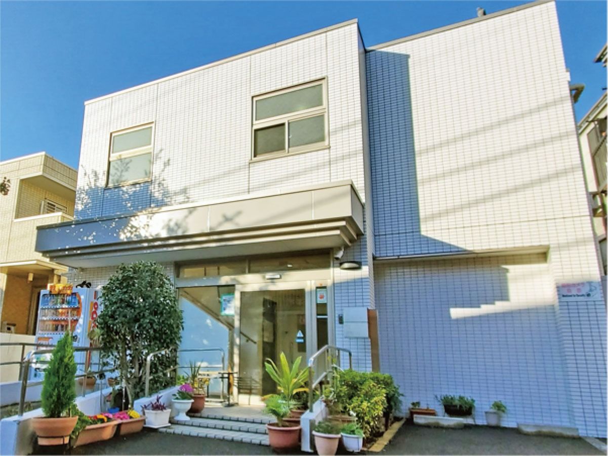 緑に囲まれた建物の入口