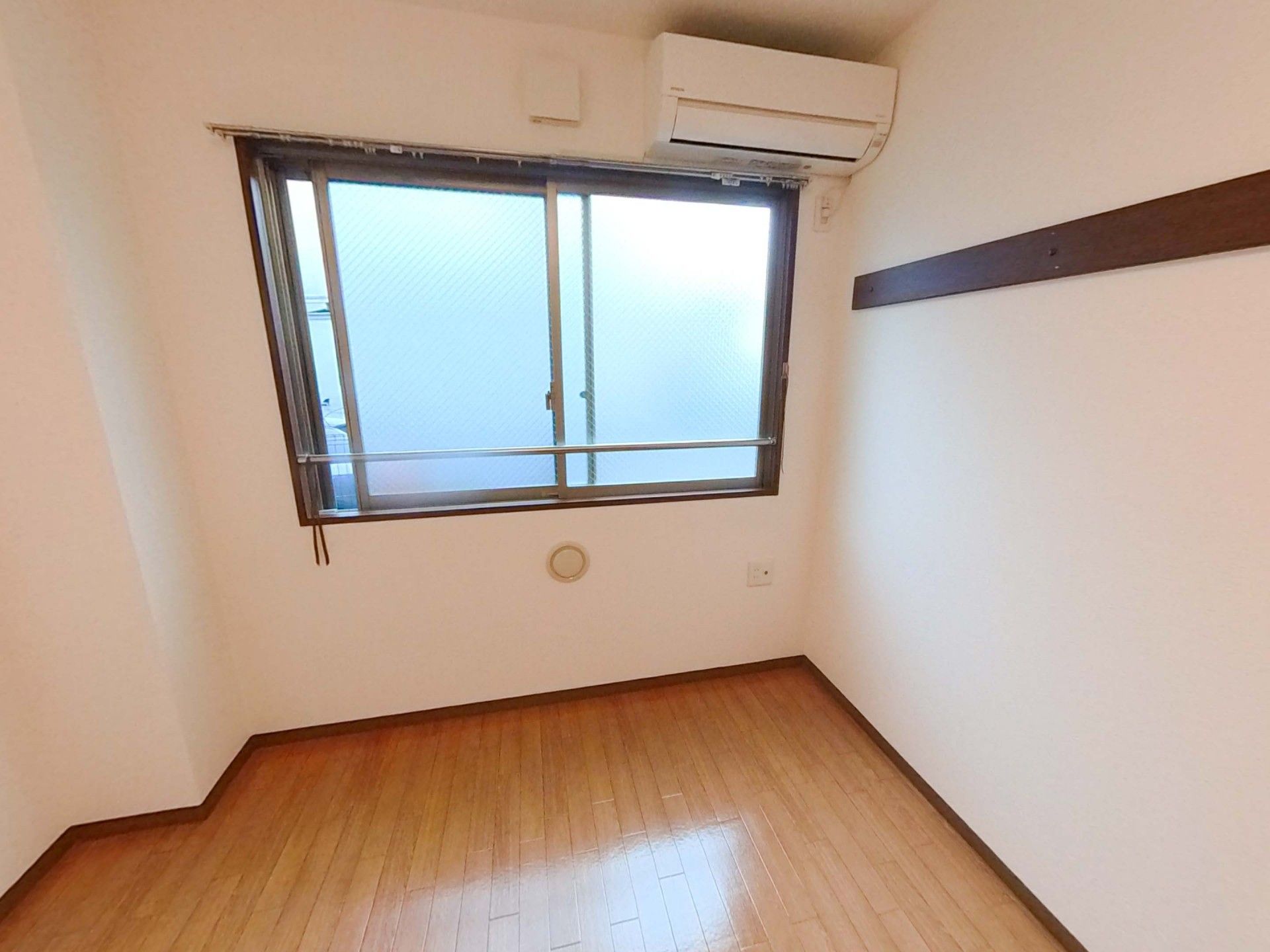 窓とエアコンのある部屋