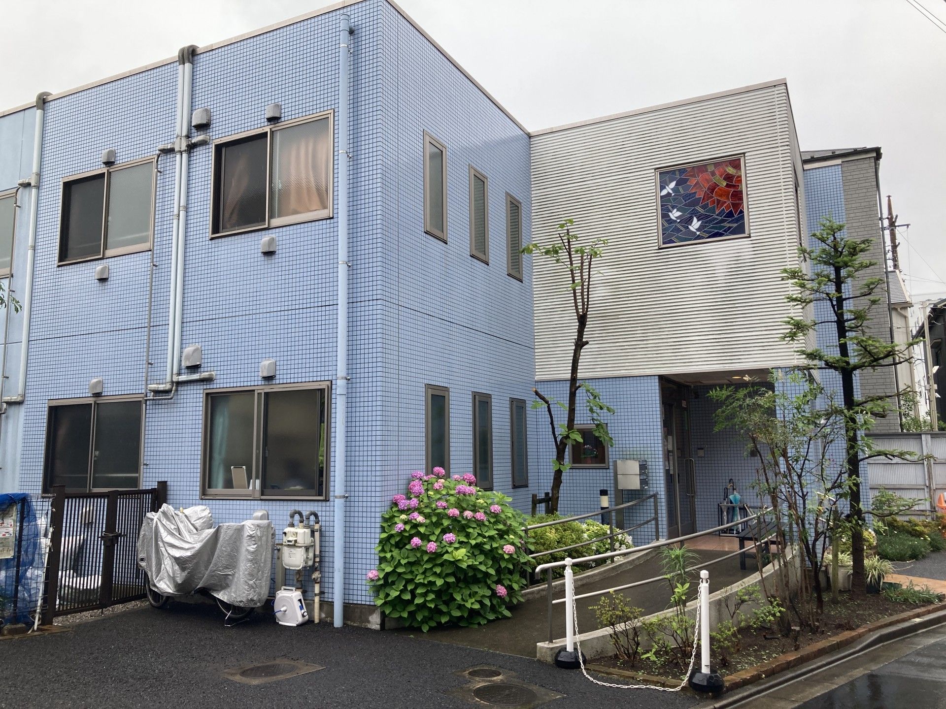 青い外壁の建物