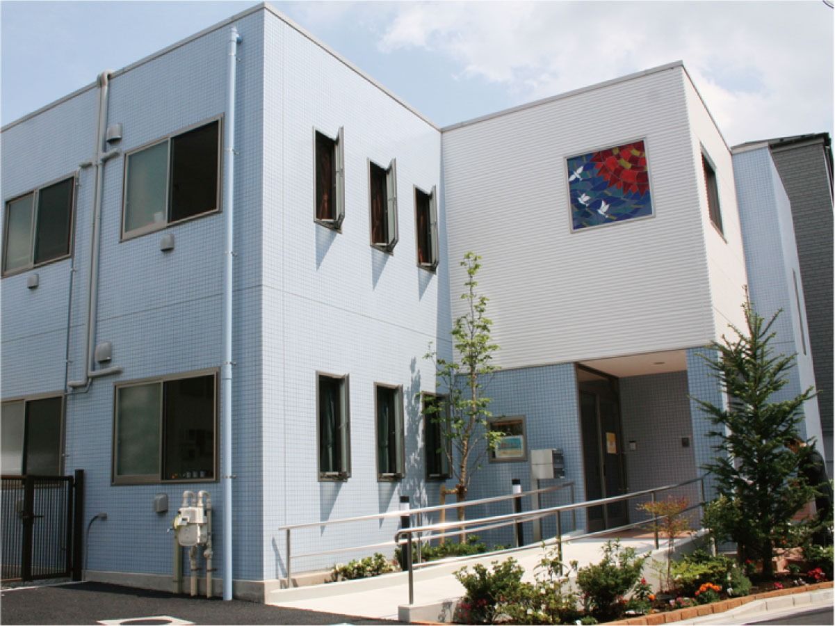 青い外壁の建物