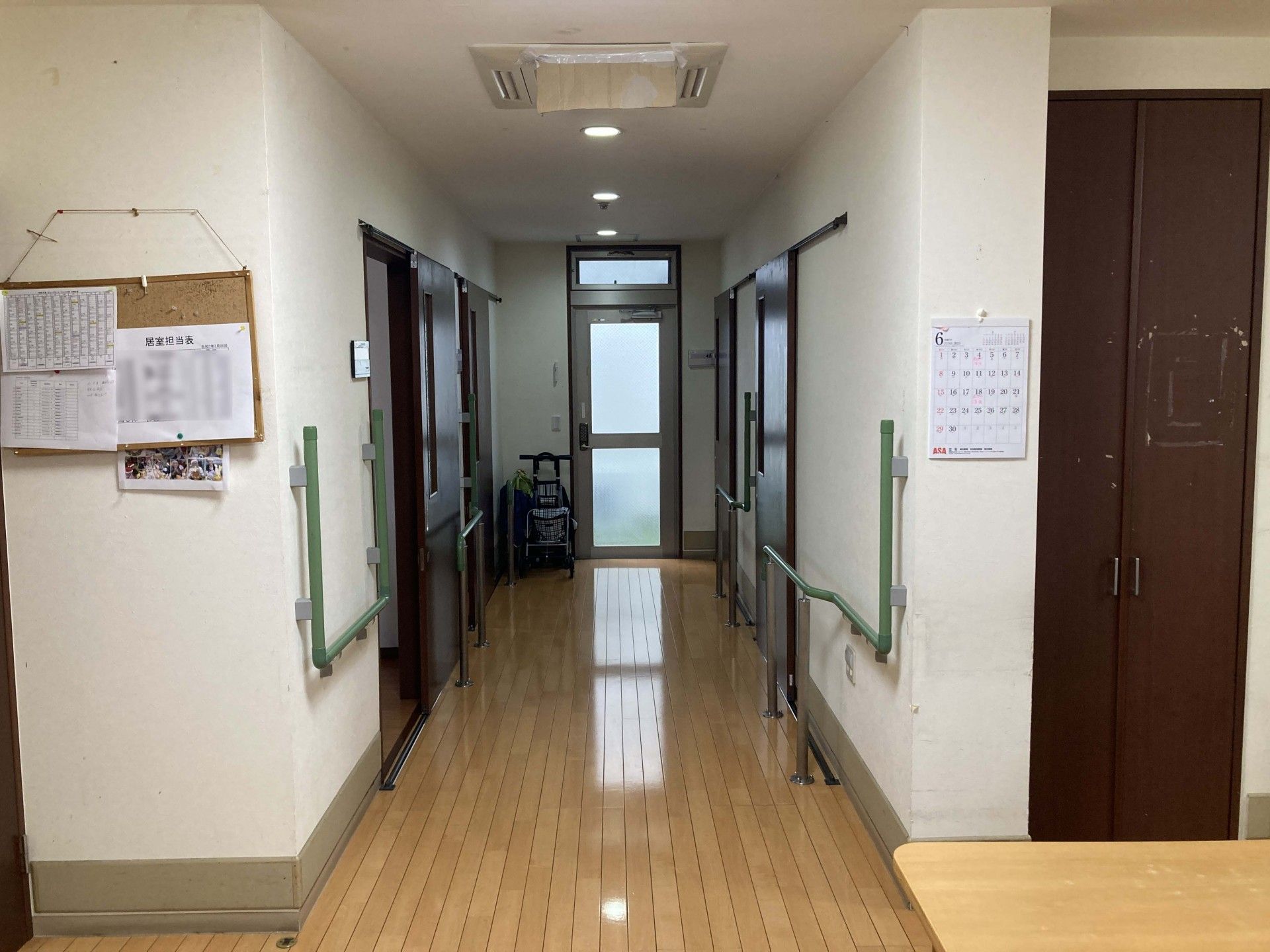 手すり付きの廊下