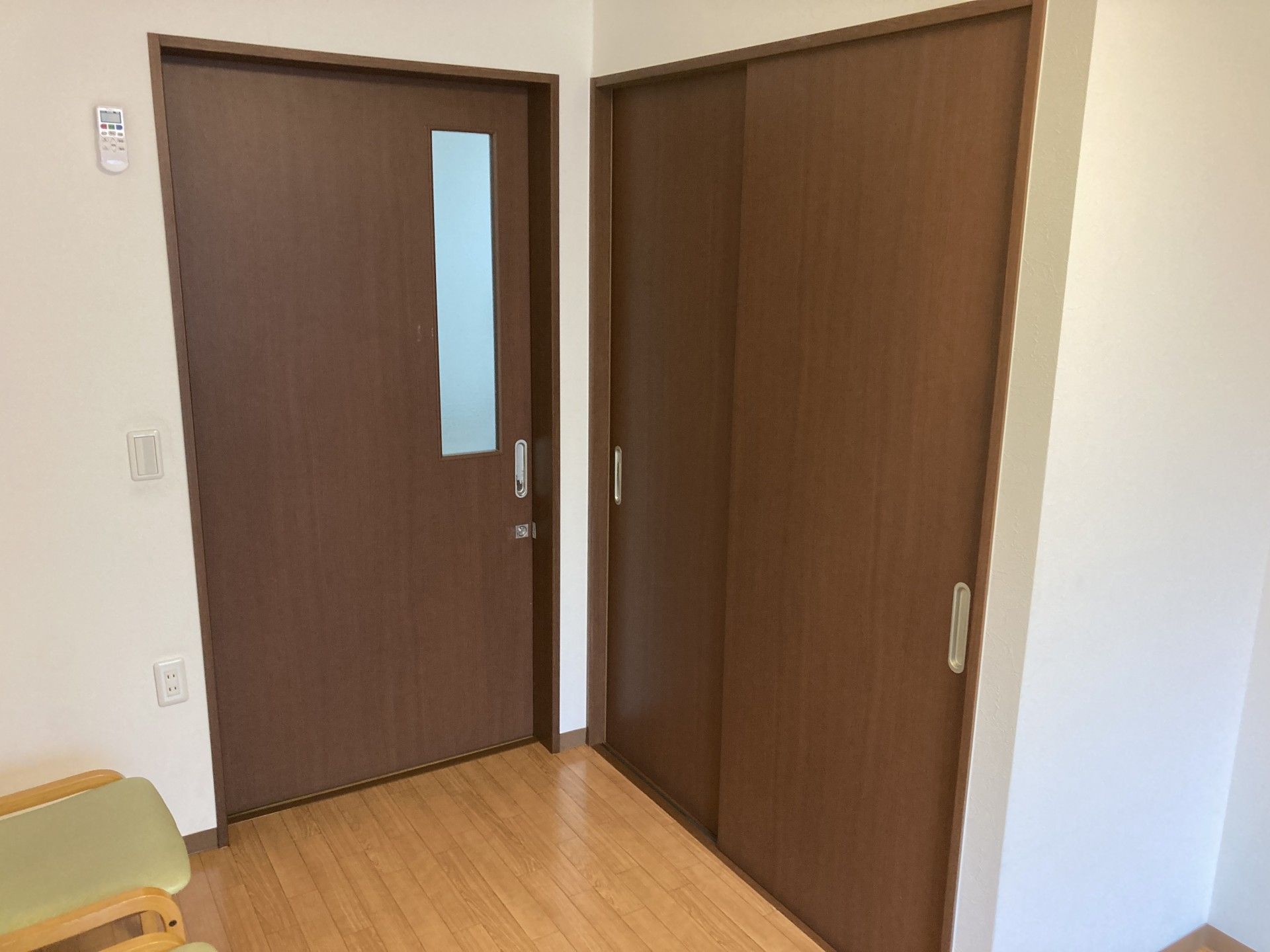 木製の引き戸と椅子のある一角