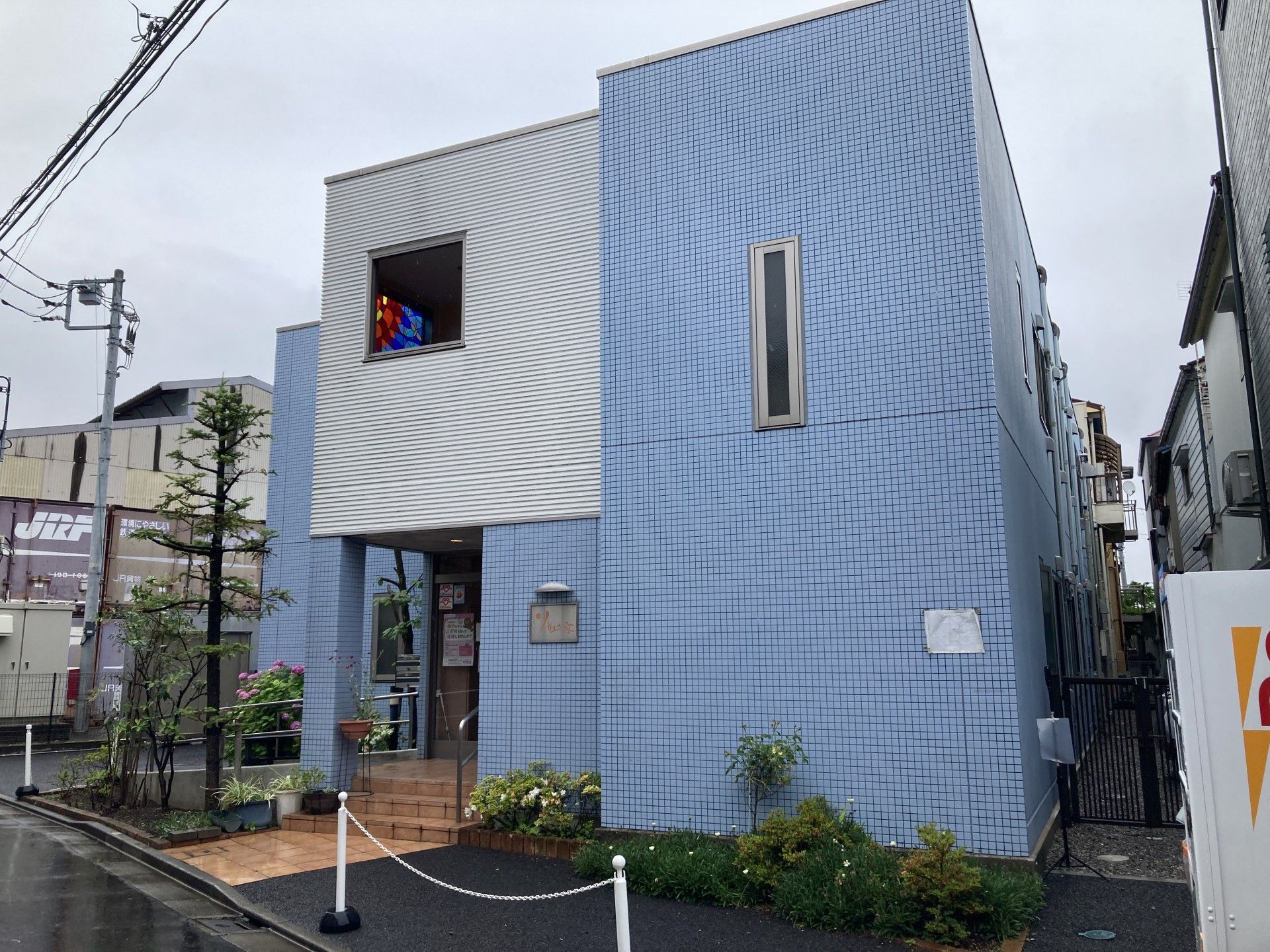 青い外壁の建物