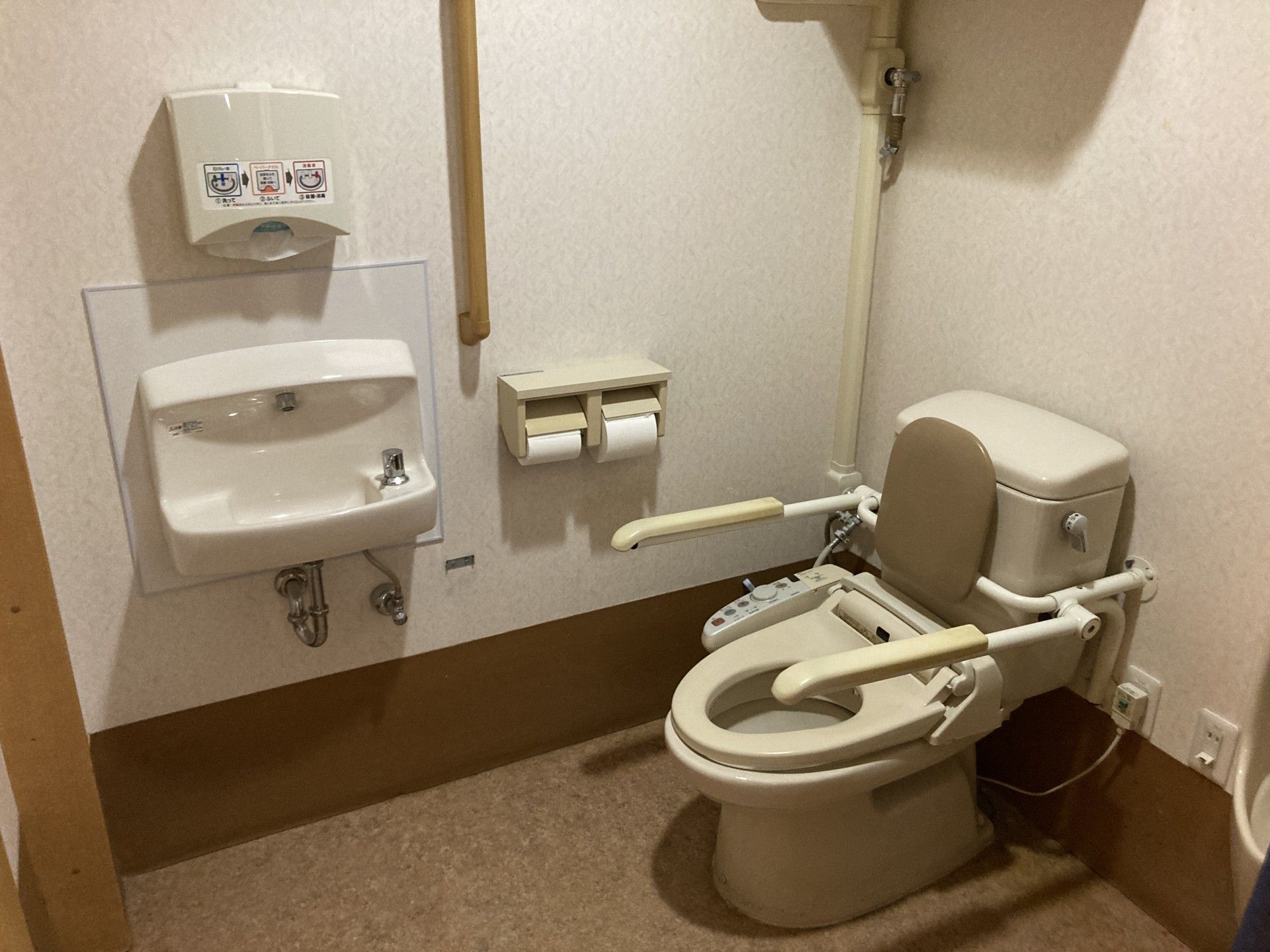 手すり付きのトイレ