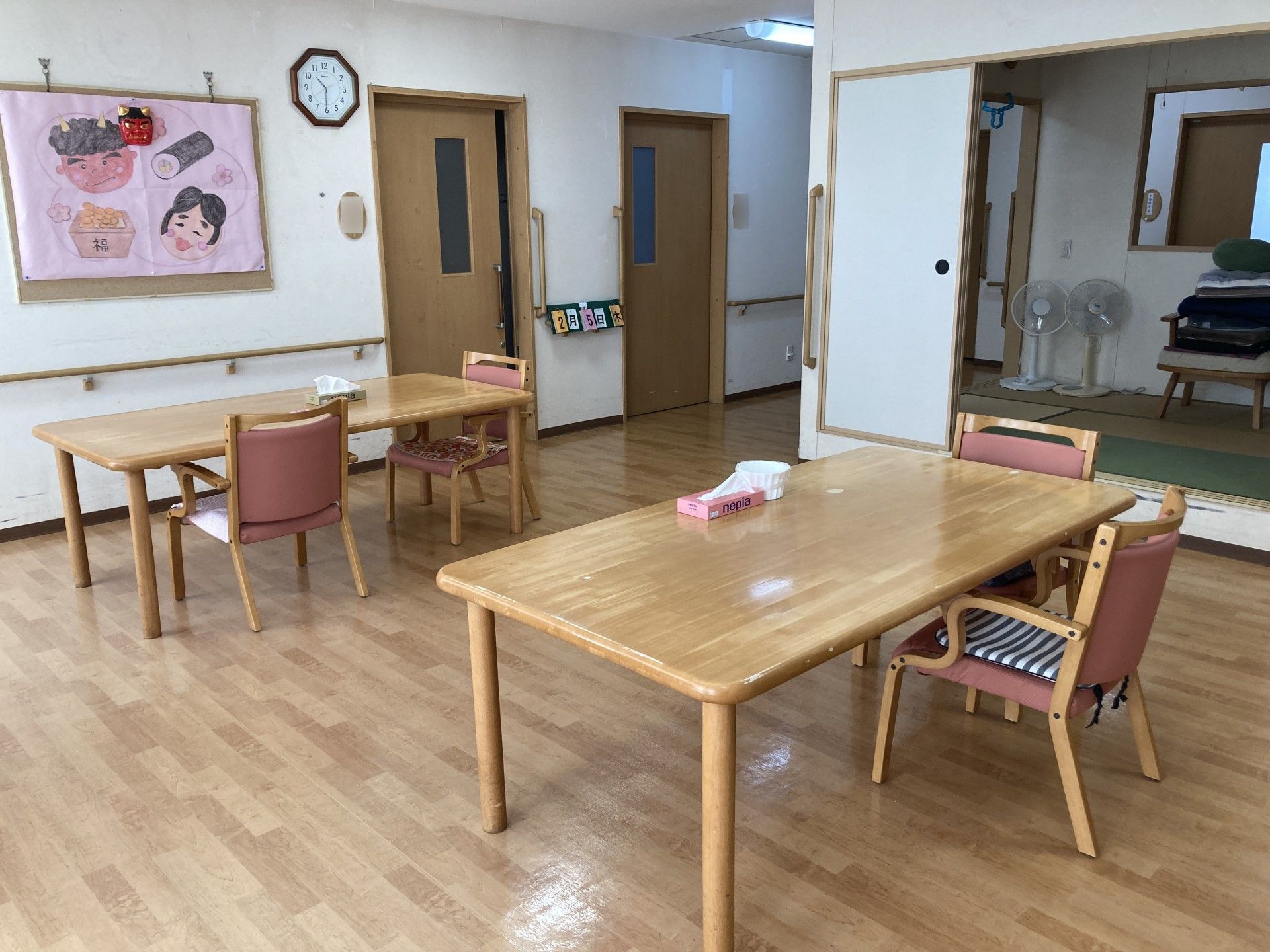 広いテーブルと椅子の部屋