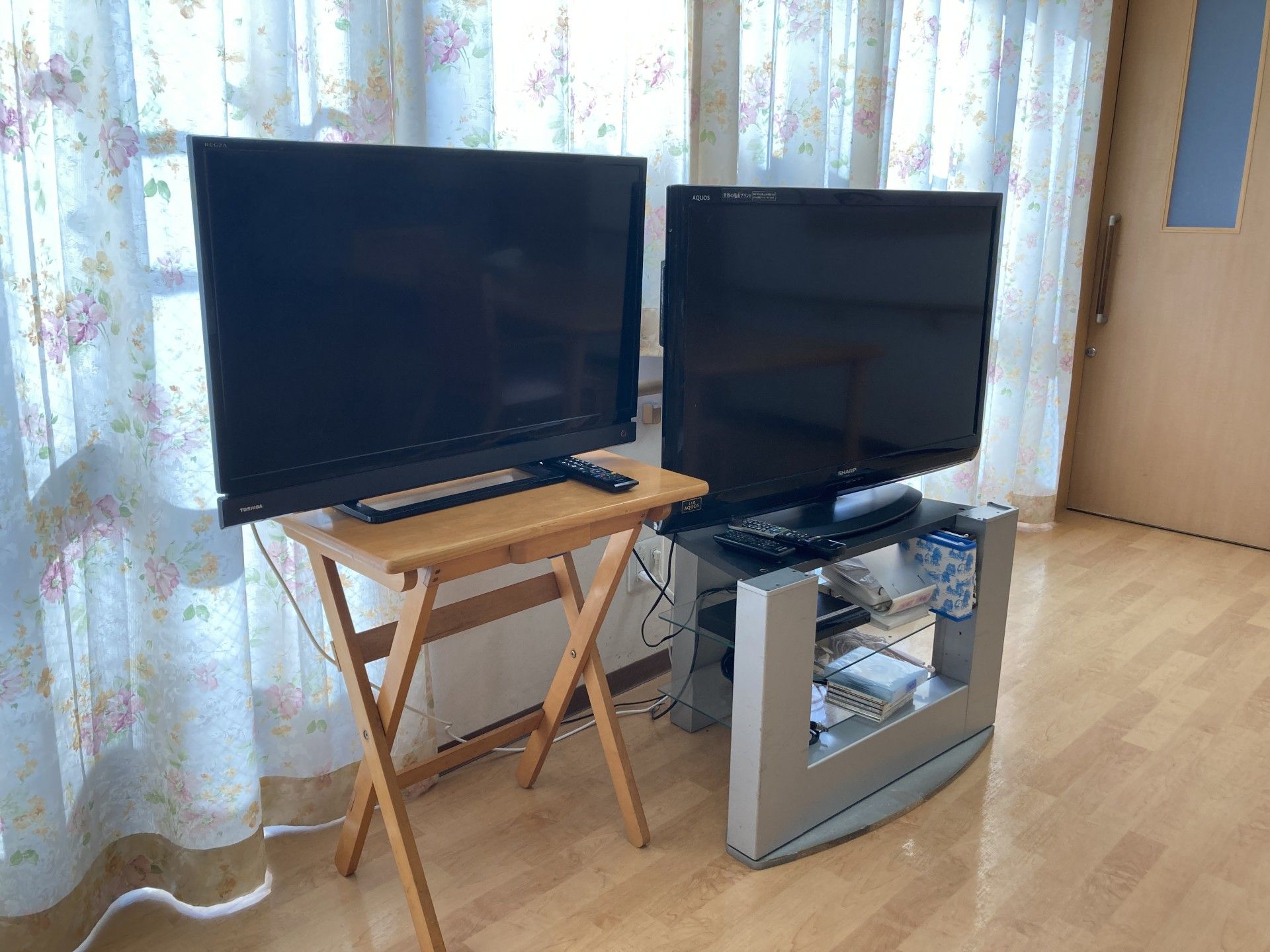 テレビが並ぶ部屋
