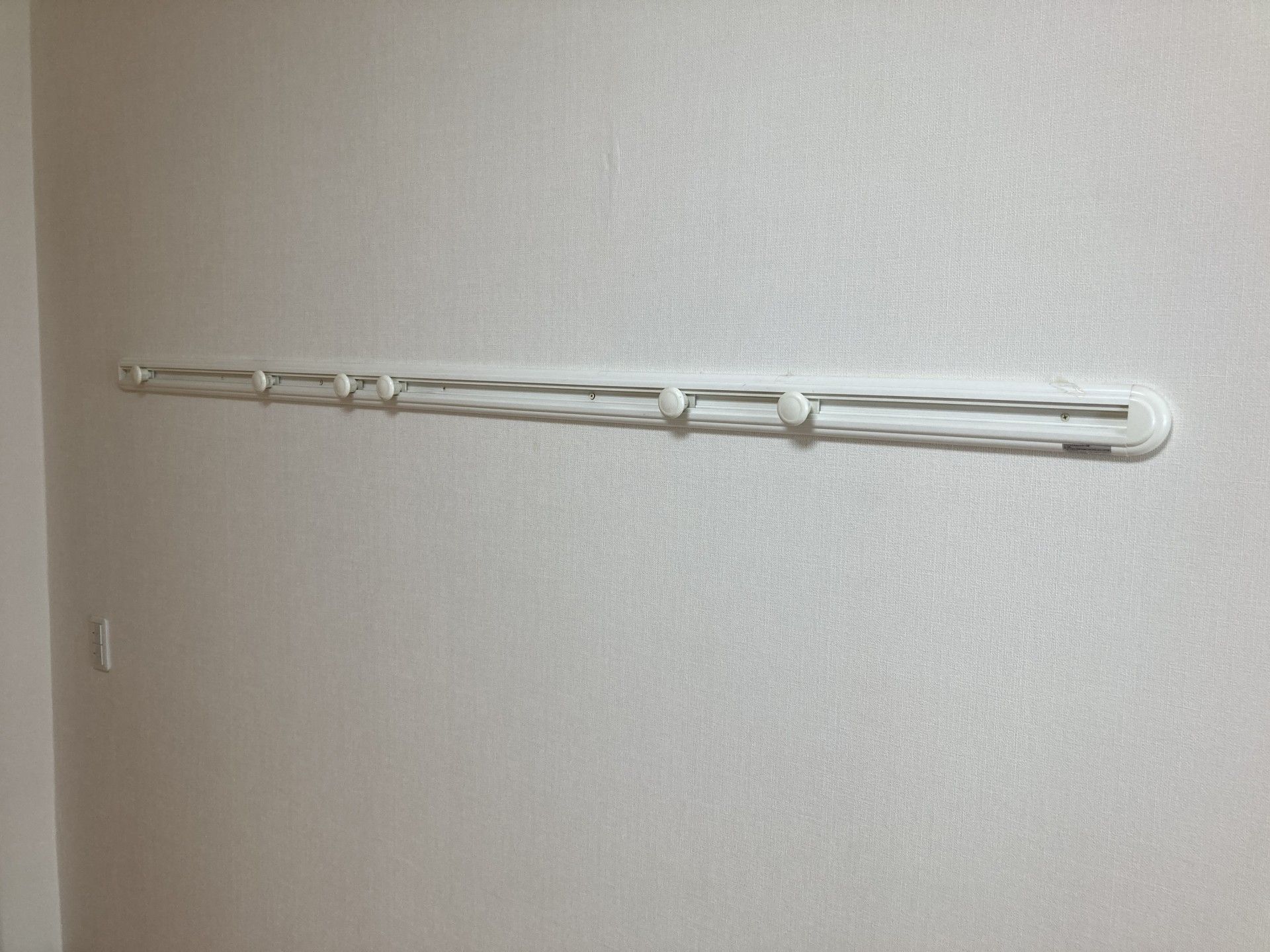 壁のフックレール