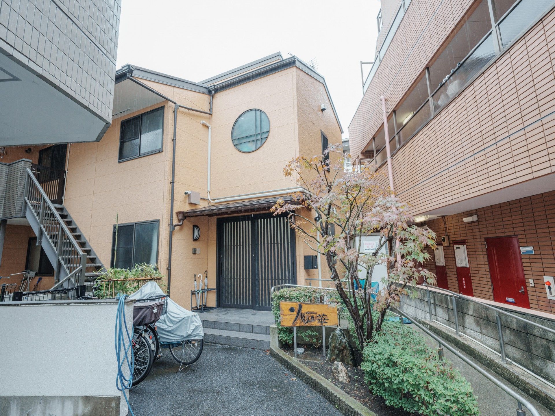 落ち着いた外観の建物
