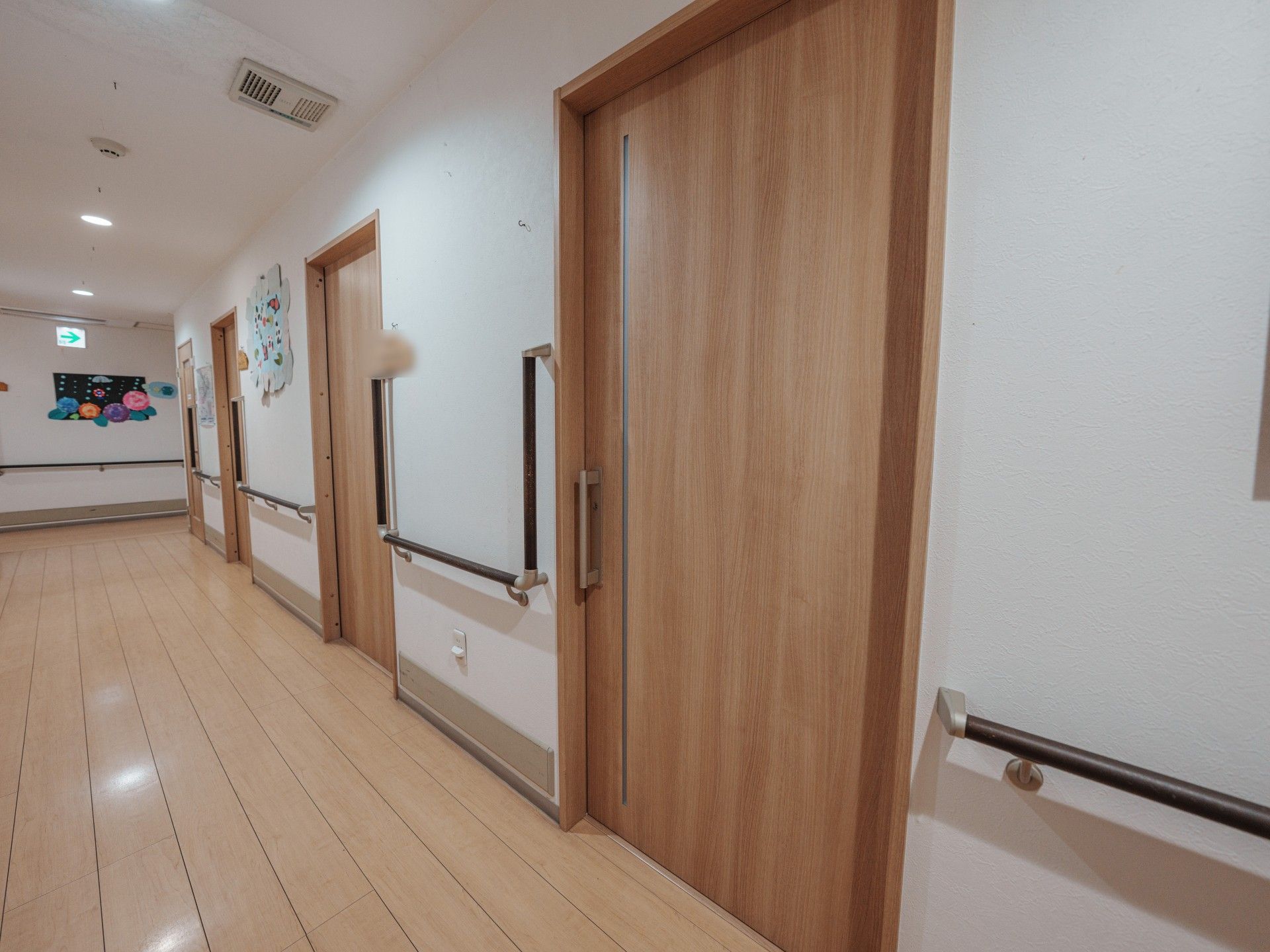 安全な手すり付き廊下