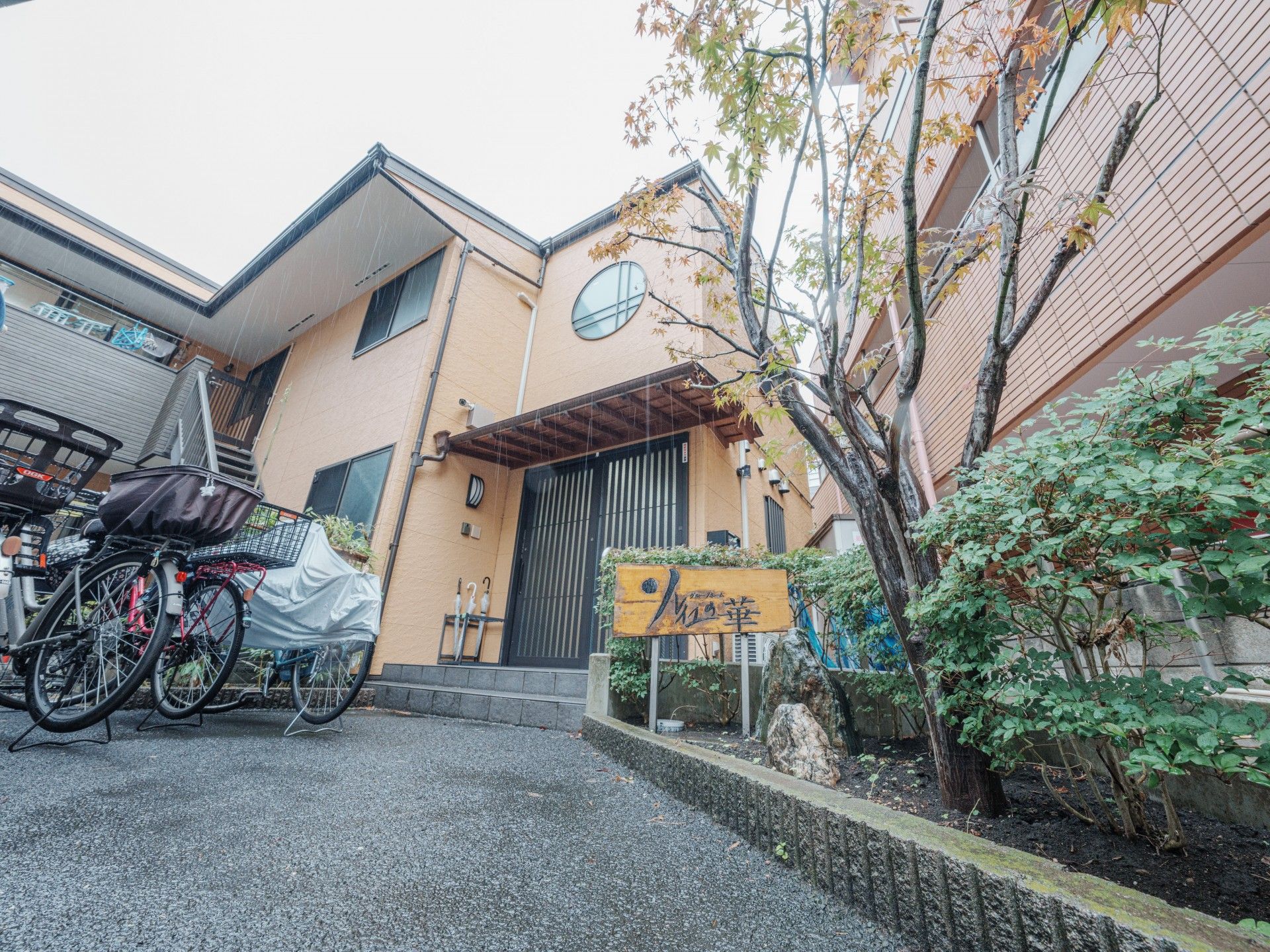 自転車置き場と玄関