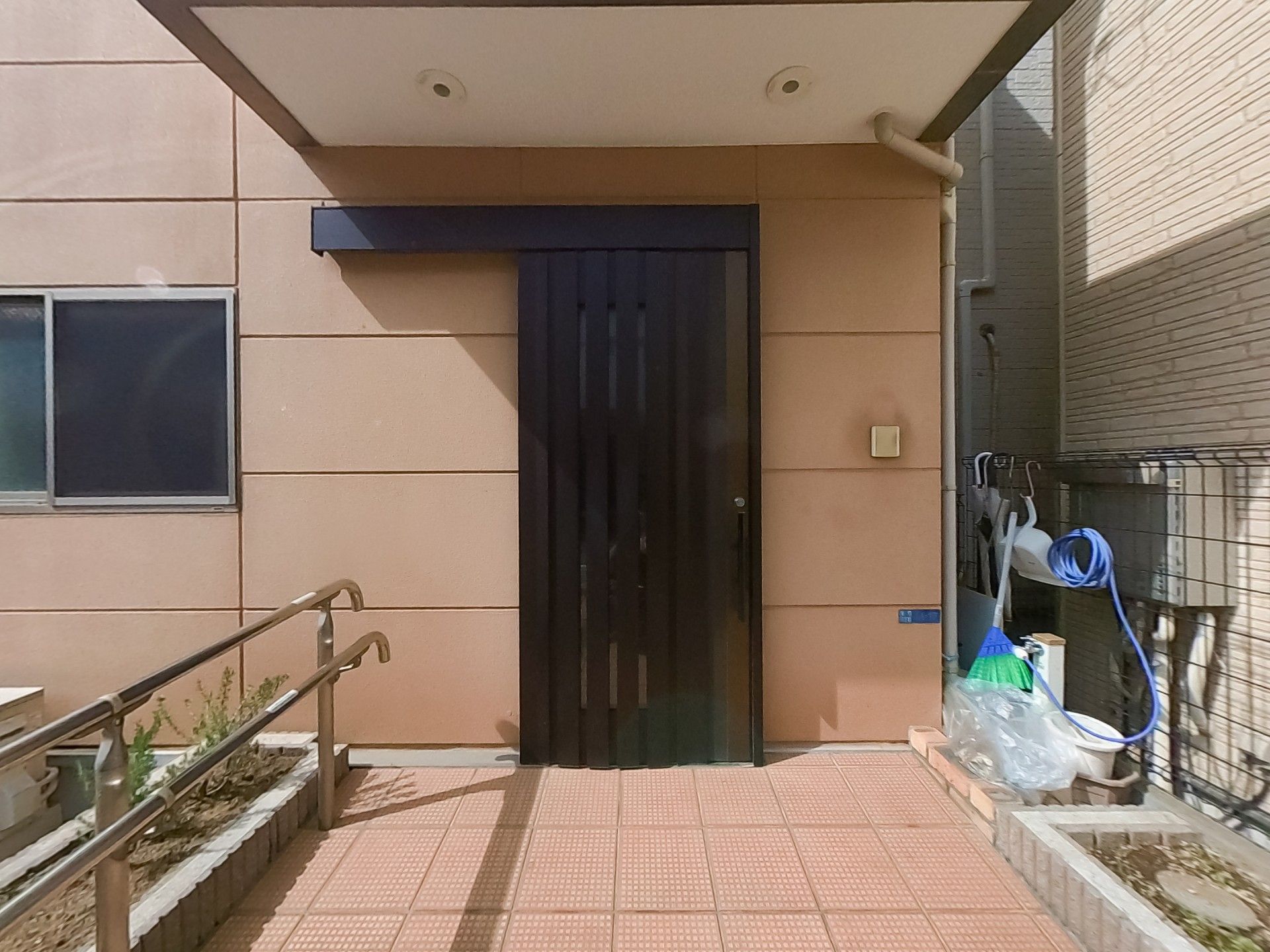 家族と話しながらくつろいでいる高齢者。ベッドの上に座ってリラックスしている