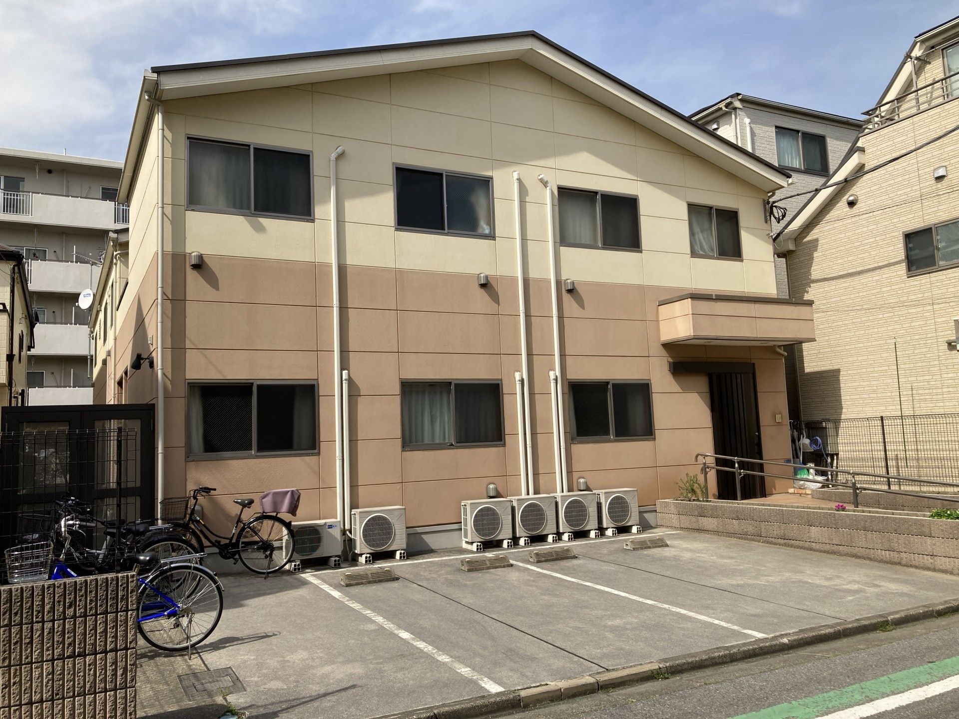駐輪場と建物の外観