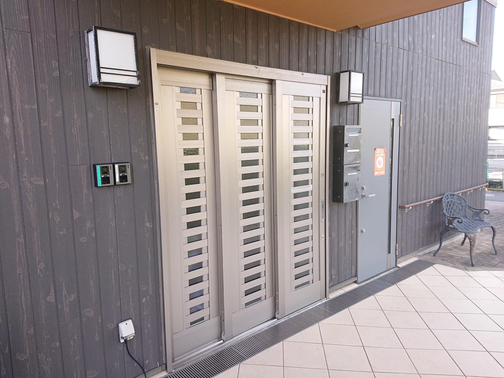 安全な出入り口の施設エントランス
