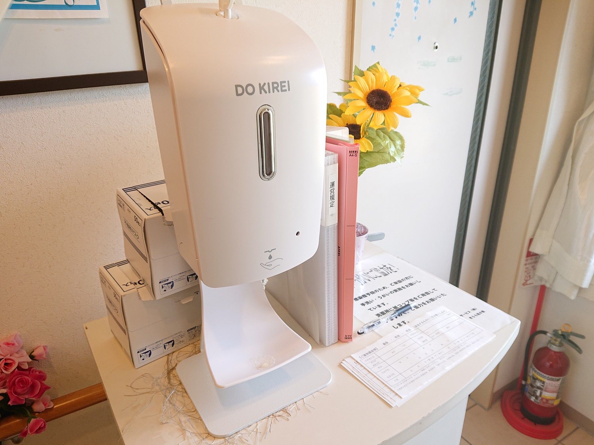 清潔感ある空間の手指消毒器