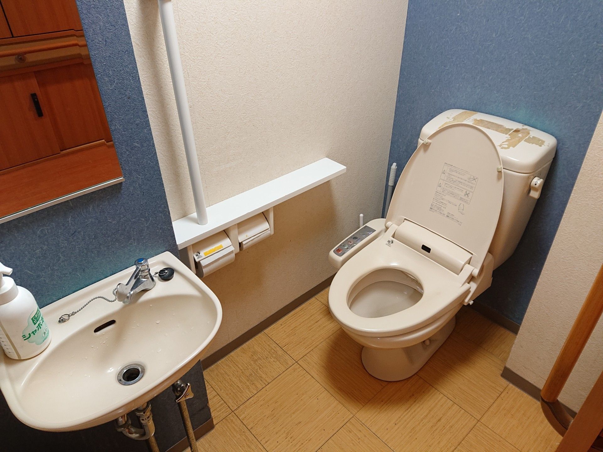手すり付き清潔なトイレ