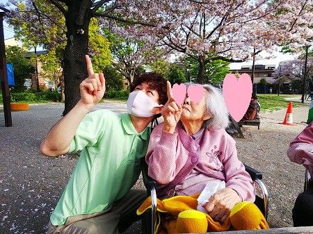 スタッフと桜を楽しまれる入居者様