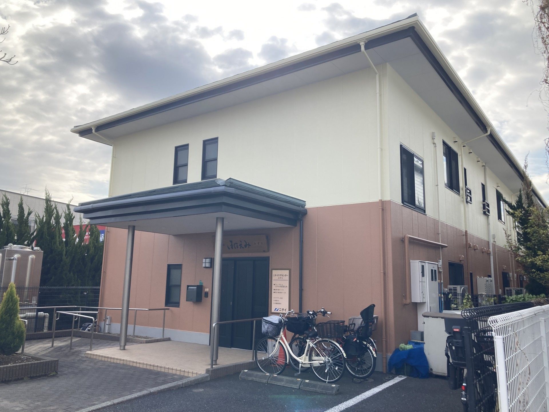 自転車が並ぶ建物の外観